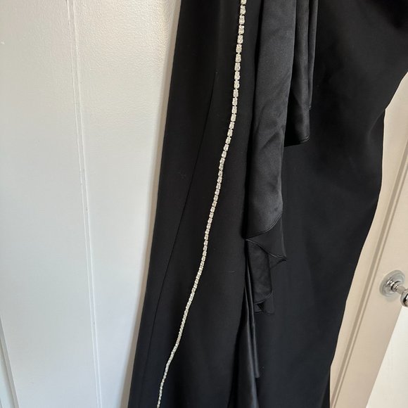 NWOT Cinq à Sept Drape Evening Long Gown Ruffled Crystal Embellished Sz 4 Black - Picture 5 of 10
